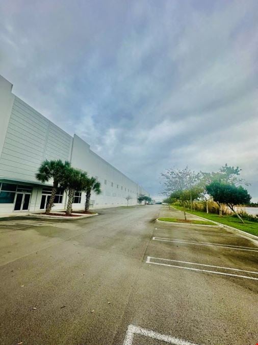 Hialeah, FL Warehouse Space for Rent - #1533 | 1,500-70,000 sq ft