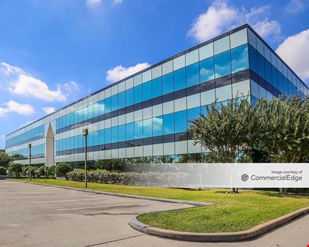 A look at Royal Oaks Place commercial space in Houston