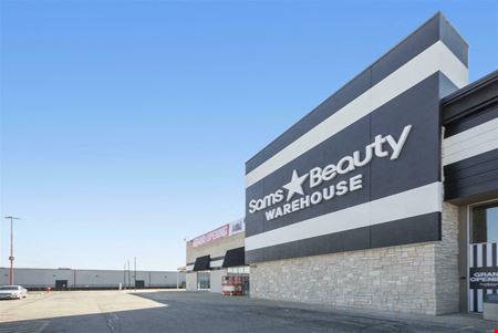 A look at SamsBeauty Warehouse commercial space in Chicago