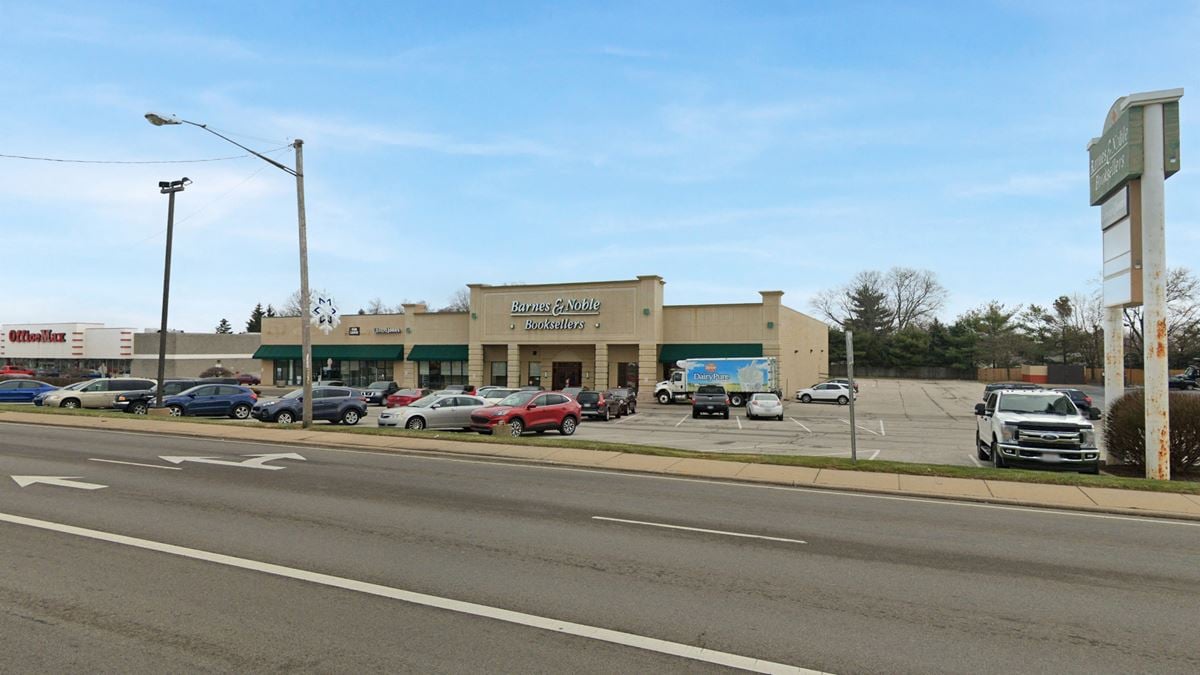 Barnes & Noble Plaza | 4,000 SF Total - Divisible to 1,500 and 2,500 SF