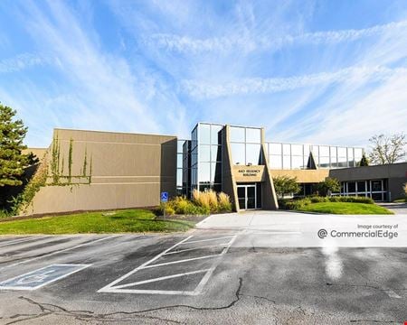 A look at 440 Regency Pkwy commercial space in Omaha