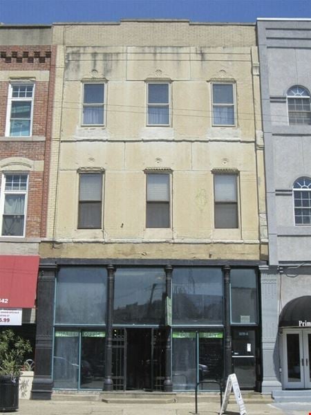 A look at 1376 West Grand Avenue commercial space in Chicago