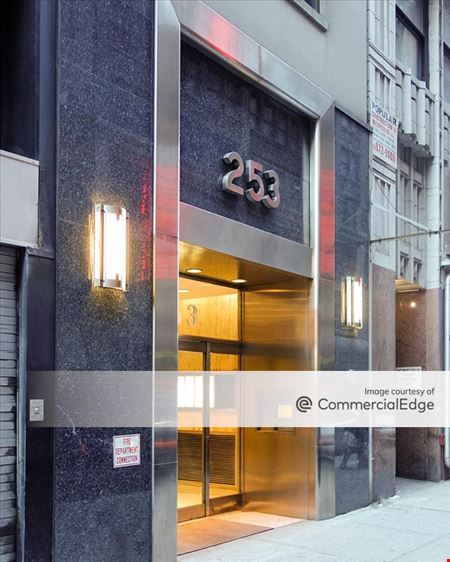 A look at 253 West 35th Street commercial space in New York