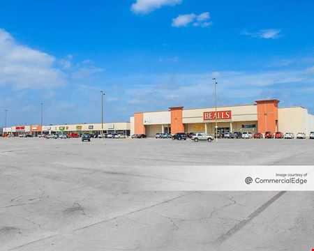 A look at Taylor Plaza Shopping Center commercial space in Taylor