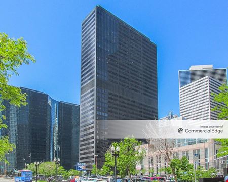 A look at 300 South Wacker Drive commercial space in Chicago