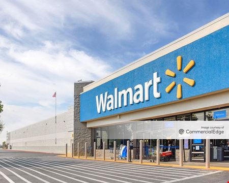 A look at Garden Vineyard Plaza - Walmart commercial space in Selma