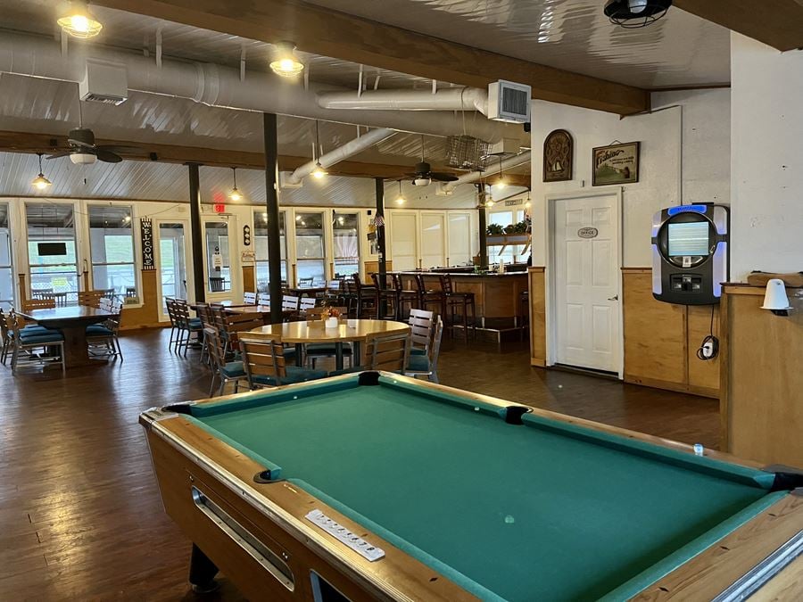 Restaurant/Bar - Days Inn & Suites by Wyndham Lake Okeechobee