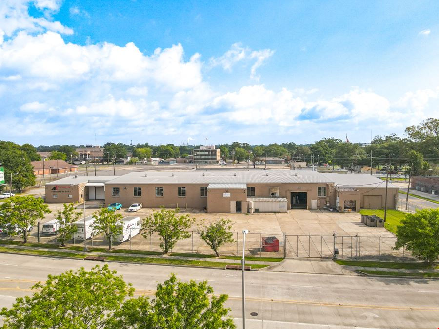 Visible and Secure Industrial Property near Downtown