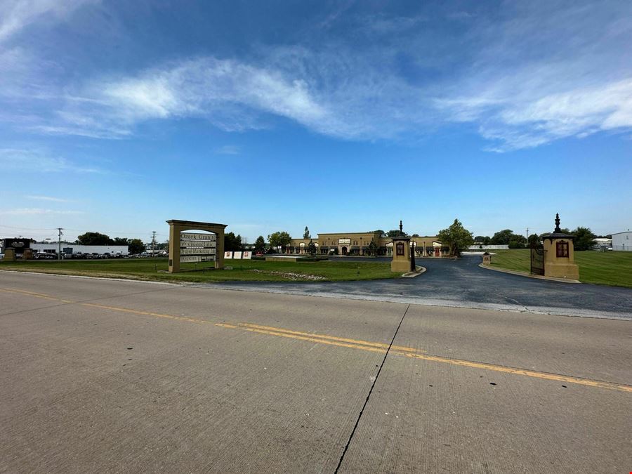 28,196 SF Class A Retail / Warehouse Building For Sale Or Lease on Hwy 65 in Oza