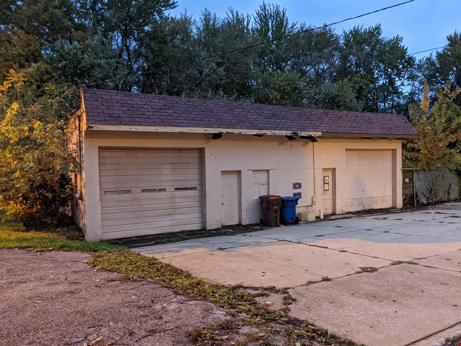 3000 SF Commercial Building with Fenced in Storage Area