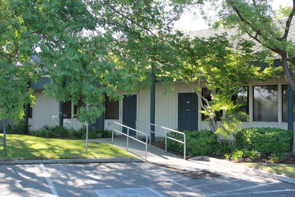 ±936 - 2,084 SF of Professional Office Space Off Shaw Ave