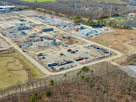 A look at Expressway Industrial Park commercial space in Islandia
