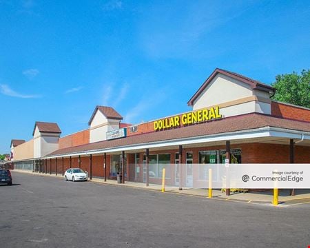 A look at Timberlake Shopping Center commercial space in Waukegan