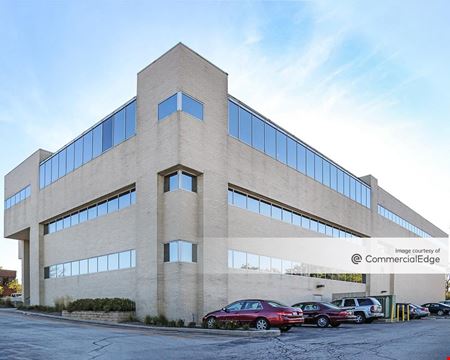 A look at 933 North Mayfair Road Office space for Rent in Wauwatosa