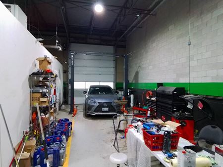 A look at 1.2k sqft auto-friendly industrial warehouse for rent in Markham commercial space in Markham